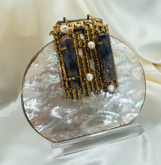 ASÓ ÉLAN ROUND LUXE CLUTH – MOTHER OF PERAL WITH AMYTHYST CRYSTAL & PEARL DETAIL