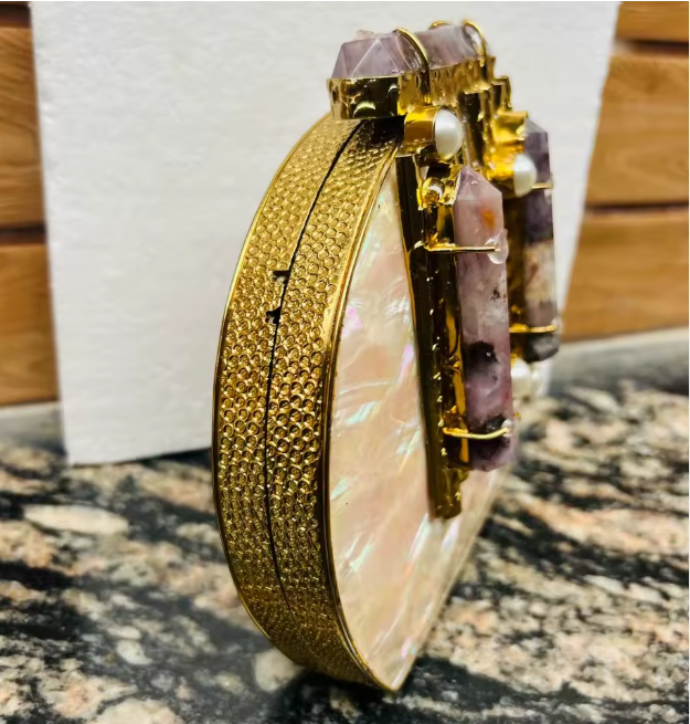 ASÓ ÉLAN ROUND LUXE CLUTH – MOTHER OF PERAL WITH AMYTHYST CRYSTAL & PEARL DETAIL